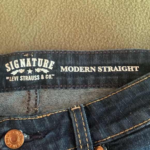 Levi’s Signature Modern Straight jeans. 5 pocket. Size 6M. 28 x 32 - Picture 2 of 8